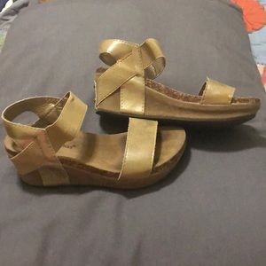 Girl’s wedges sandals
